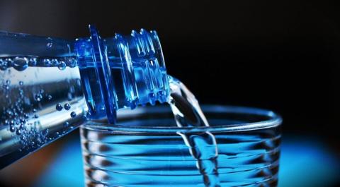 أضرار كثرة شرب الماء: 10 مخاطر يسببها الإفراط في شرب
