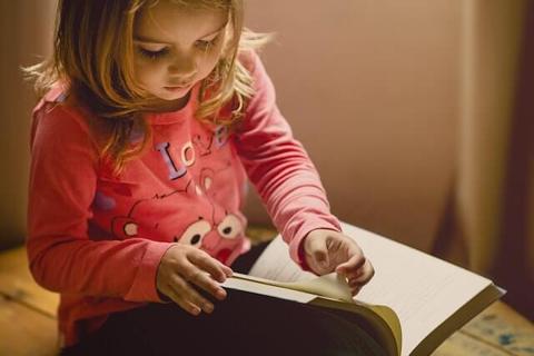 قراءة القصة وأهميتها في تعلق الأطفال بالقراءة.