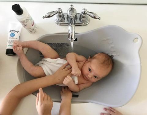 كيفية التعامل مع إستحمام الطفل الرضيع حديث الولادة