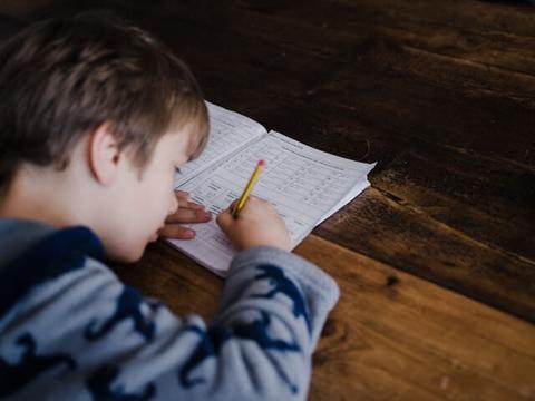 كيفية تحسين خط الكتابة عند الأطفال.