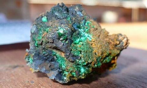 عنصر اليورانيوم: تاريخه واستخداماته وتأثيراته.