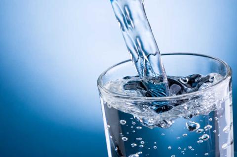 كم تبلغ كمية الماء التي يحتاجها الجسم يومياً ؟