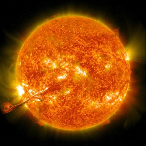 كم يبلغ حجم الشمس؟