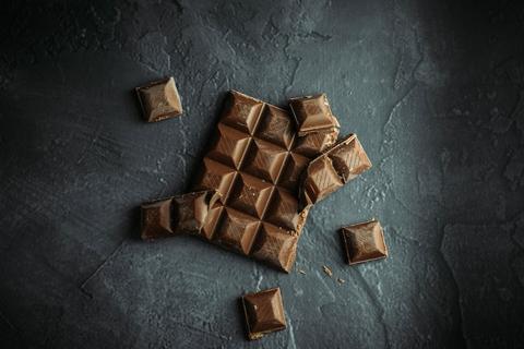 صناعة الشوكولاتة: رحلة حبوب الكاكاو من الشجرة
