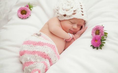 الطفل حديث الولادة : الدليل الشامل في طريقة التعامل مع الطفل خلال المراحل