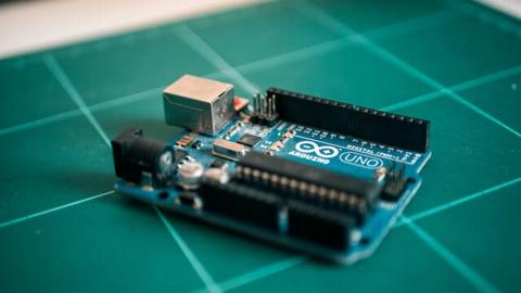 ما هي برمجة اردوينو (Arduino)؟