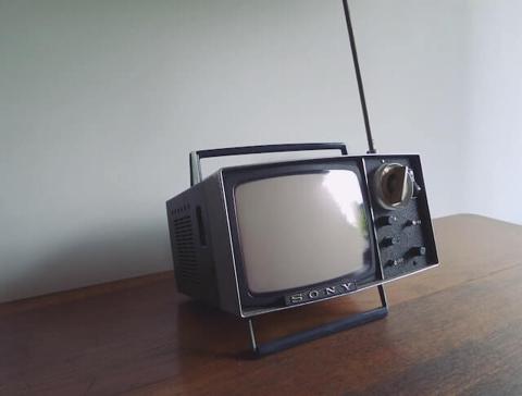 من اخترع التلفزيون؟ ومتى تم اختراعه؟