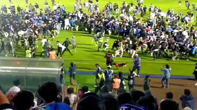 أحداث شغب تؤدي لوقف مباراة كرة قدم